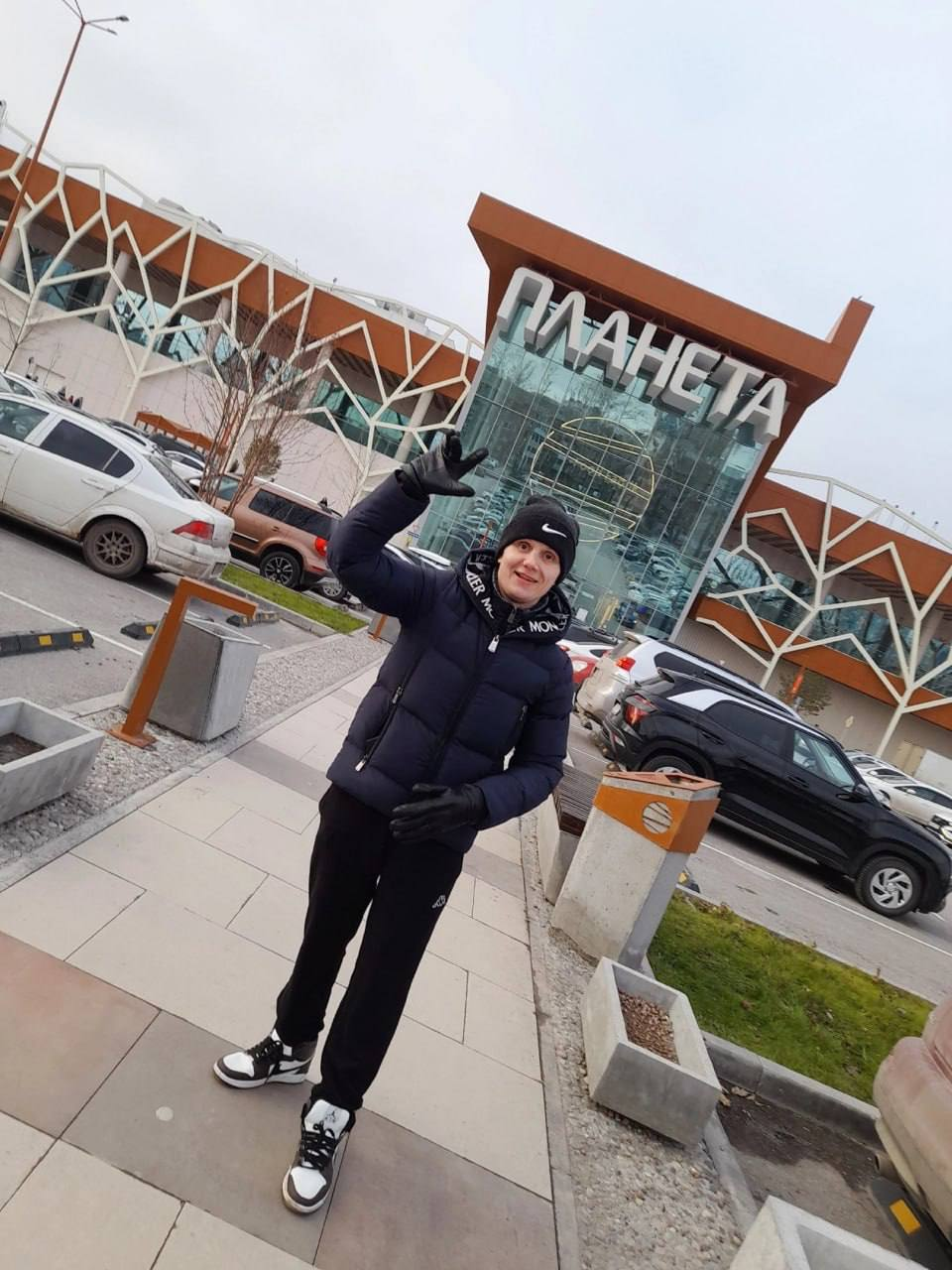 Анатолий на прогулке у торгового центра